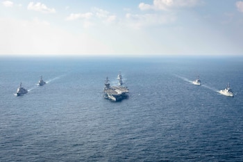 Buques de guerra de Corea del Sur, Estados Unidos y Japón —incluido el portaaviones USS George Washington, en la parte inferior central— participan en el ejercicio trilateral "Freedom Edge" en aguas internacionales frente a la isla surcoreana de Jeju, el 13 de noviembre de 2024 (Ministerio de Defensa de Corea del Sur vía AP)