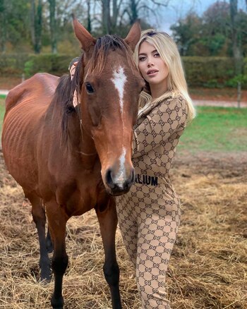 Wanda lució un exclusivo mono