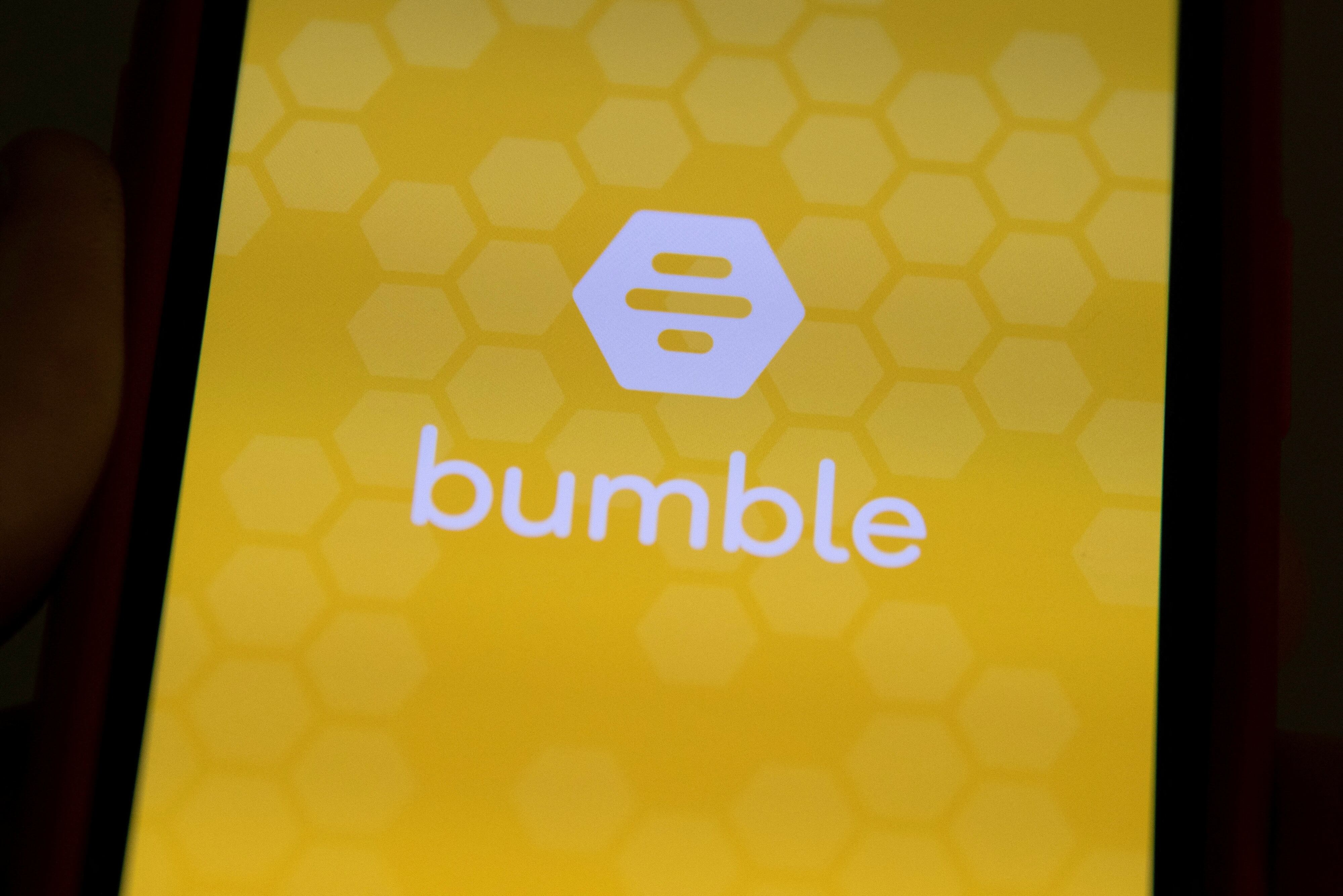 Bumble y Tinder permiten a los usuarios filtrar que personas les aparecen. REUTERS/Mike Blake/Illustration/File Photo