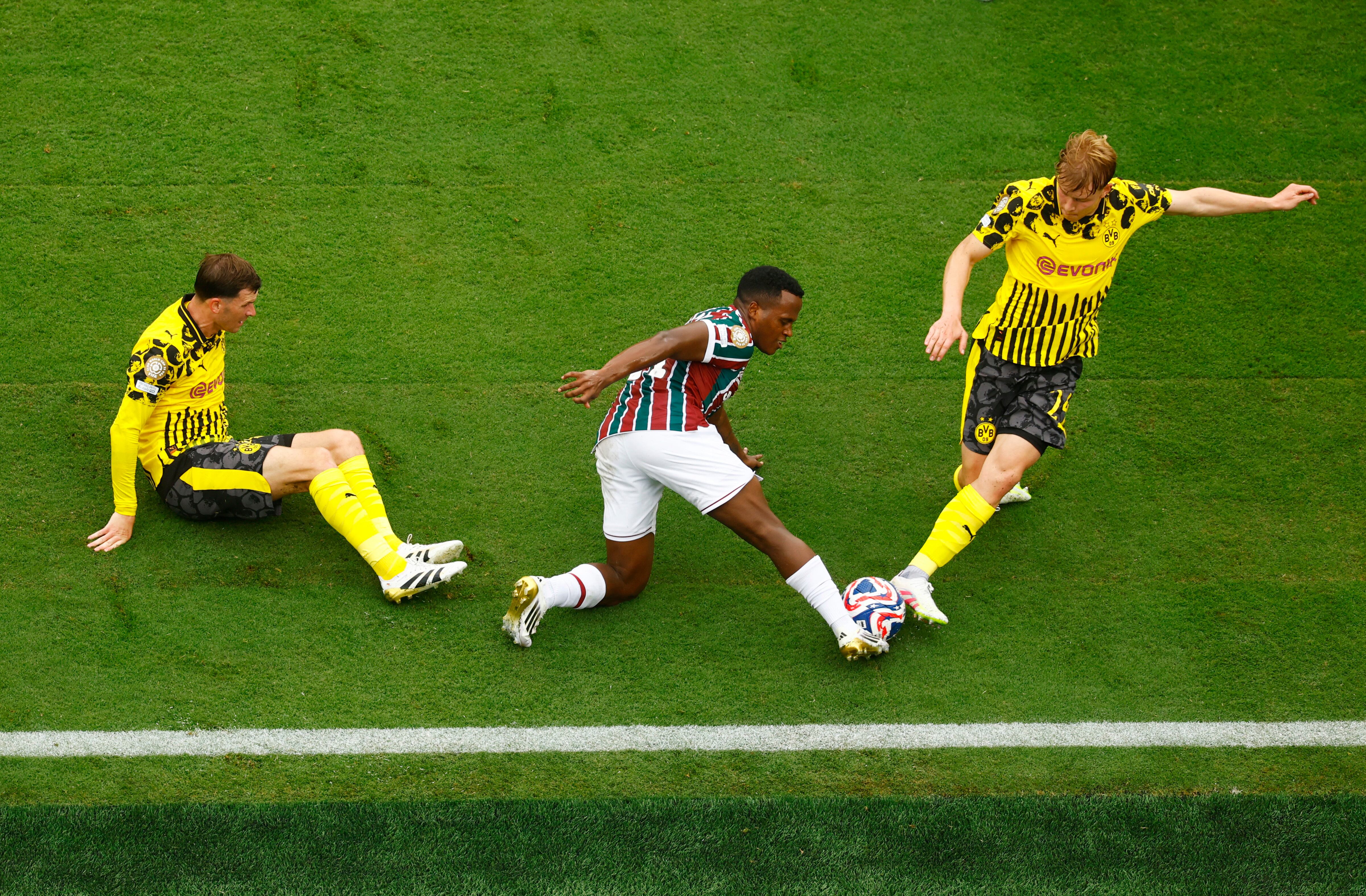 Jhon Arias enfrentando a Pascal Gross y Daniel Svensson, del Borussia Dortmund, por el Mundial de Clubes - crédito Susana Vera/REUTERS