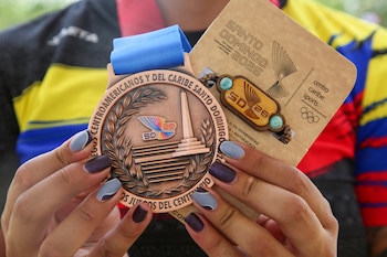 Medalla y manilla entregada a la delegación colombiana durante los Juegos Centroamericanos y del Caribe 2026 - crédito Comité Olímpico Colombia