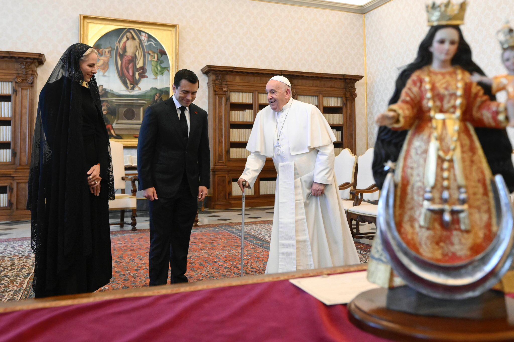 En la última visita oficial de Ecuador al Vaticano. El mandatario Daniel Noboa le regaló al Papa Francisco una imagen de la Virgen del Cisne.
