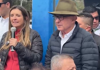 Álvaro Uribe Vélez y Paloma Valencia durante su visita al puente internacional de Rumichaca, en Ipiales, en medio de la campaña presidencial de 2026 - crédito Centro Democrático/X