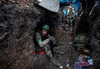 Un soldado ucraniano descansa después de una pelea en Bakhmut (Radio Free Europe/Radio Liberty/Serhii Nuzhnenko vía REUTERS)