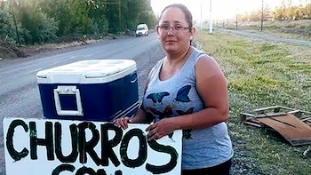 Ayelén vendiendo churros y medialunas