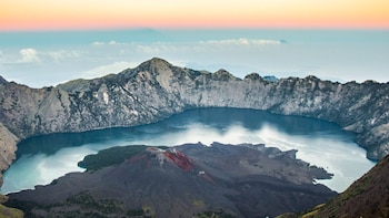 Volcanes activos, lagos en cráteres y una comunidad en alerta: así es la vida junto al monte Rinjani en Indonesia
