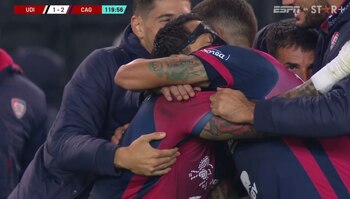 Gianluca Lapadula fue abrazo efusivamente