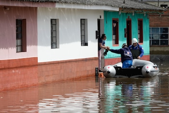 En lo corrido de 2026, más de 600 emergencias por lluvias intensas han afectado a 328 municipios, dejando al menos 155.000 familias damnificadas en Colombia - crédito Fernando Vergara/AP