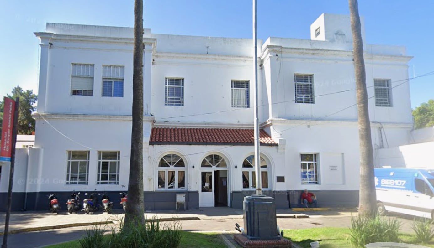 El Hospital Roque Sáenz Peña, donde la imputada se desempeñó como partera y desde donde habría certificado el nacimiento bajo investigación (Google Maps)