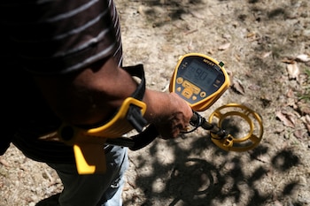 Una persona con un detector de metales. REUTERS