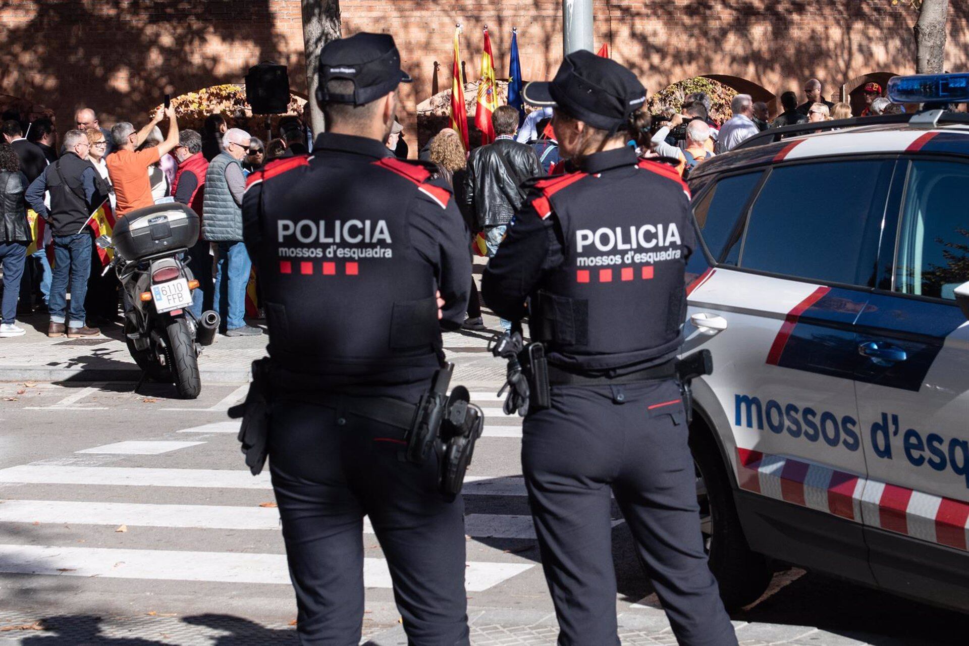 Dos agentes de los Mossos d'Esquadra (Glòria Sánchez - Europa Press)