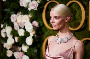 El collar floral XXL protagoniza una propuesta maximalista y romántica donde el accesorio central transforma el conjunto satinado en una declaración de estilo (REUTERS/Daniel Cole)