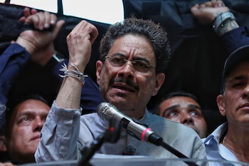 El senador Iván Cepeda sigue