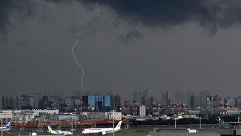 Un rayo cae sobre un