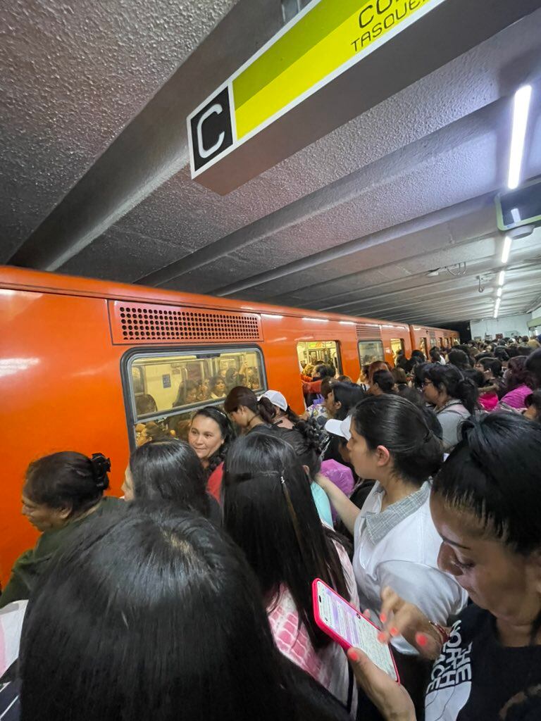 Aglomeraciones de personas se reportaron esta tarde del miércoles 3 d septiembre en la Línea 3 del Metro de CDMX. Foto: X/@Yosee_salazar22.
