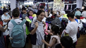 Un grupo de personas compara