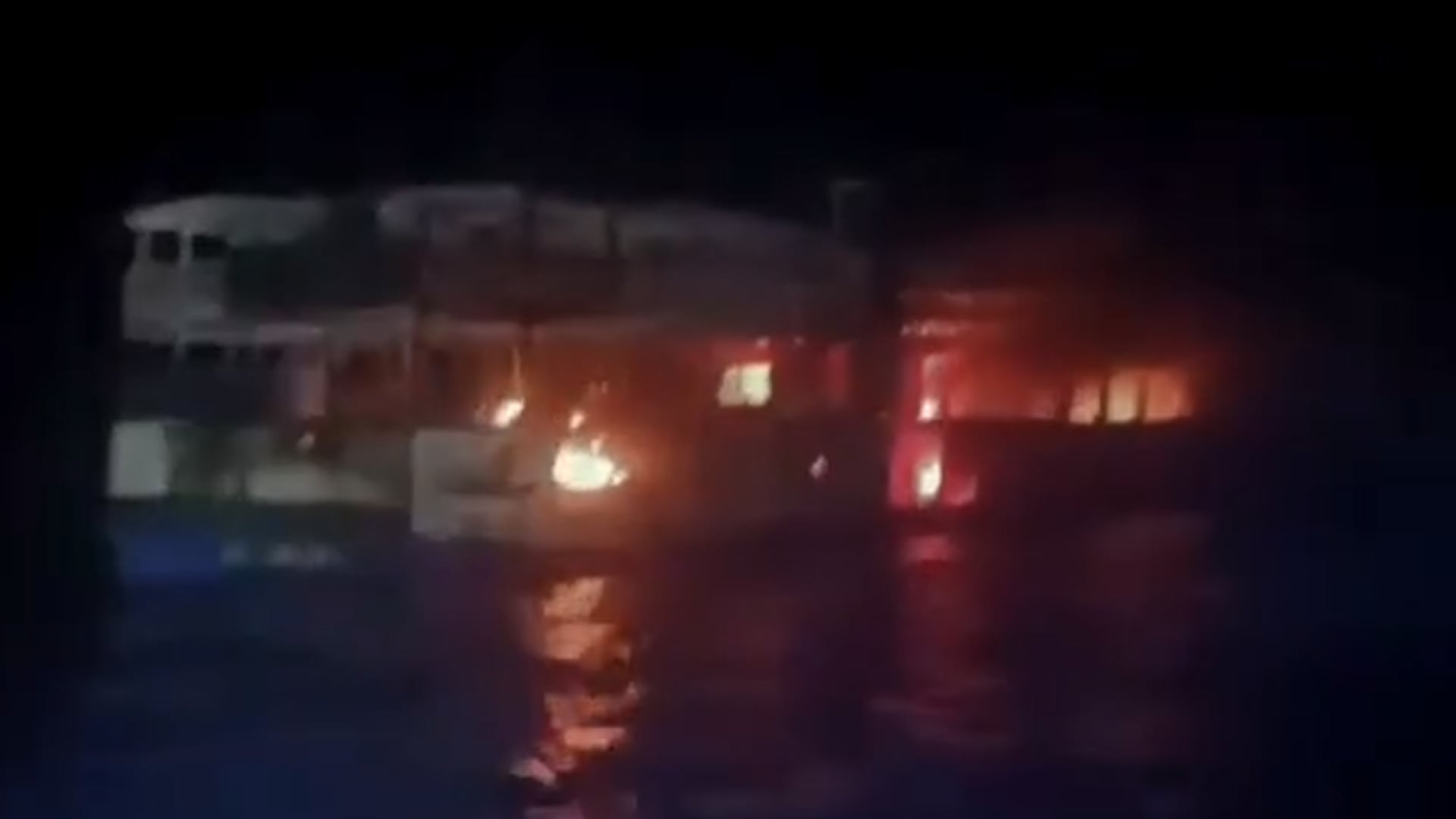 Al menos cinco muertos y 87 desaparecidos tras el incendio de un ferry en Filipinas (Captura de video)