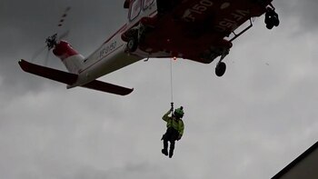 Un rescatista desciende desde un