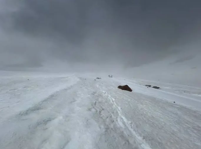 La operación se llevó a cabo en medio de nieve, hielo, y un clima cambiante, lo que dificultó cada etapa del rescate y aumentó el riesgo tanto para la víctima como para los rescatistas (U.S. Forest Service/Mount Shasta Climbing Rangers)