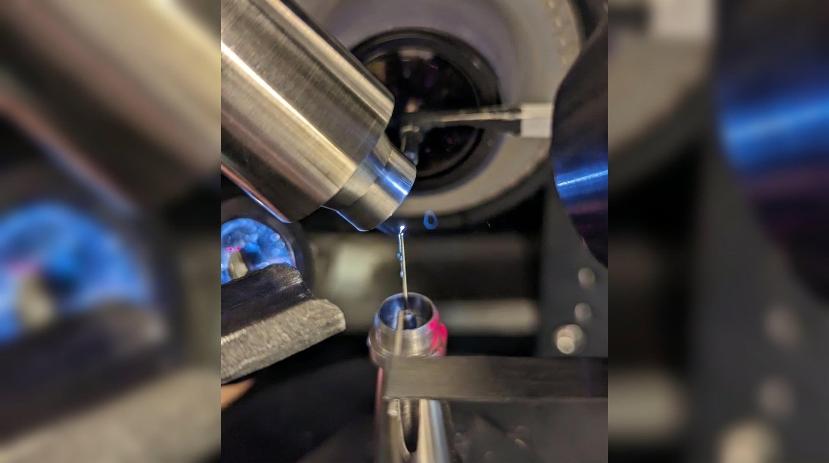 Científicos del Reino Unido, Argentina y Japón confirmaron que el nitrito se une a la enzima antes de que llegue el electrón. Revelaron con precisión atómica el orden exacto de los eventos que disparan la reacción química/Conicet UNL
