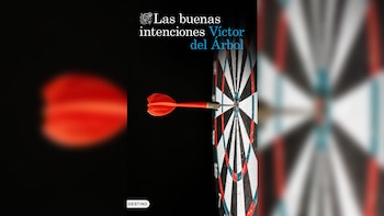 Un dardo rojo con punta metálica clavado en el centro de una diana de dardos, sobre un fondo oscuro, junto al título 'Las buenas intenciones' y el autor Víctor del Árbol