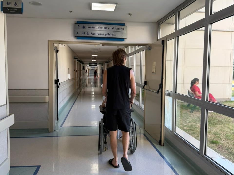 Recorriendo el centro médico en silla de ruedas (@juanxyacopini)