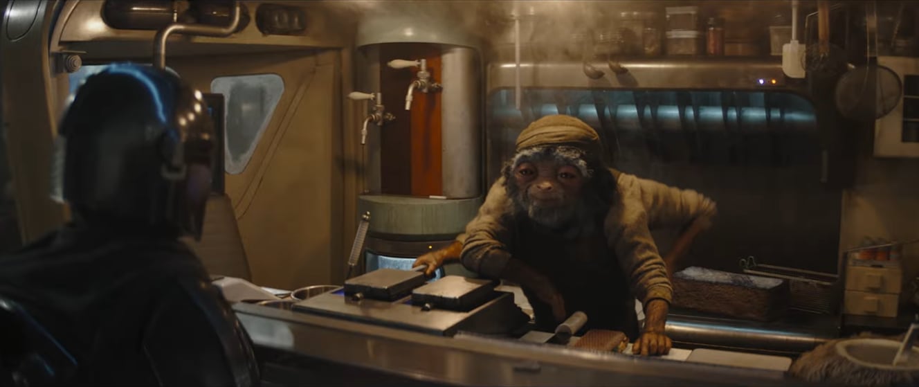 Scorsese presta su voz a un peculiar tendero de cuatro brazos del planeta Ardennian, aportando humor en una escena clave con Mando (Captura del trailer)