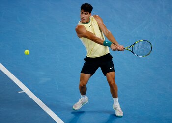 Alcaraz a punto de golpear