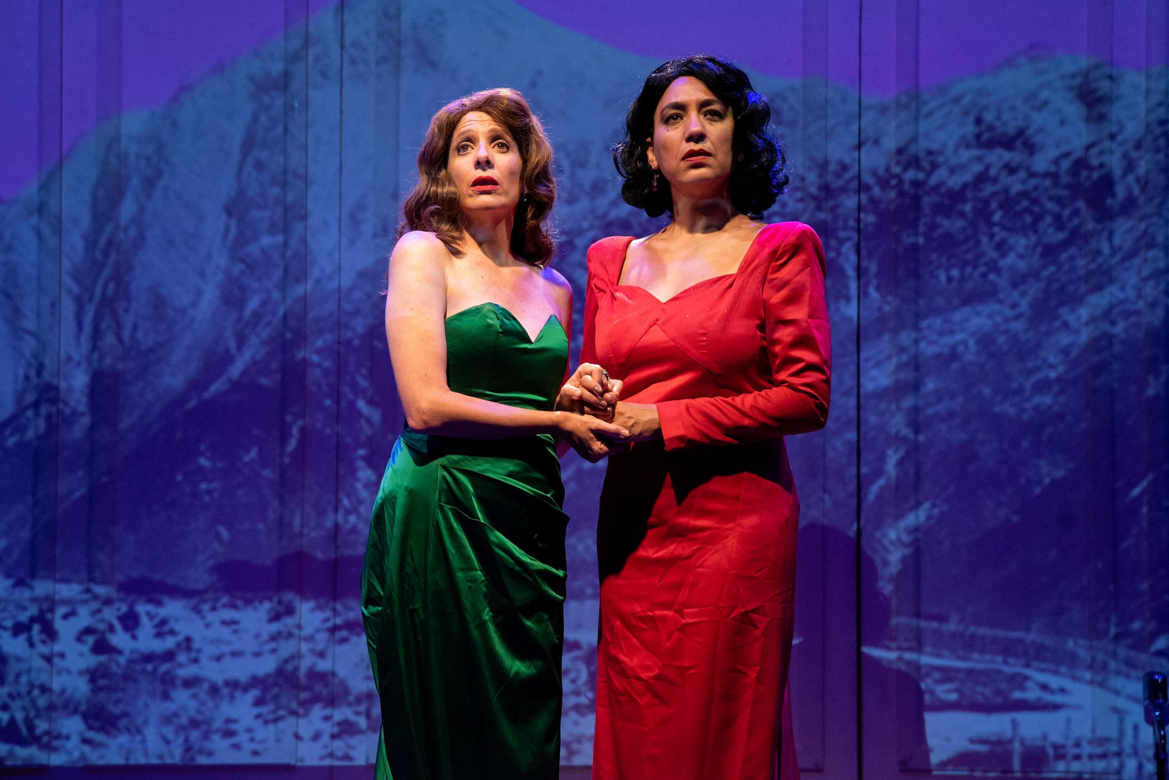 Lorena Vega junto a Valeria Lois en 'La vida extraordinaria', la premiada obra que protagonizan cada martes en el teatro El Picadero