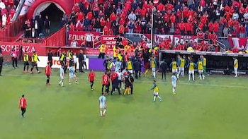Incidentes en el clásico de Avellaneda: hinchas de Independiente rompieron el banco de suplentes de Racing