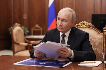 El Kremlin depende cada vez más de una deuda interna costosa para financiar la guerra en Ucrania, mientras las proyecciones anticipan un déficit mayor en 2027 (EFE)