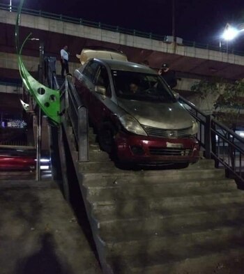 Así quedó un taxista atorado