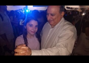 Aldo baila con su hija