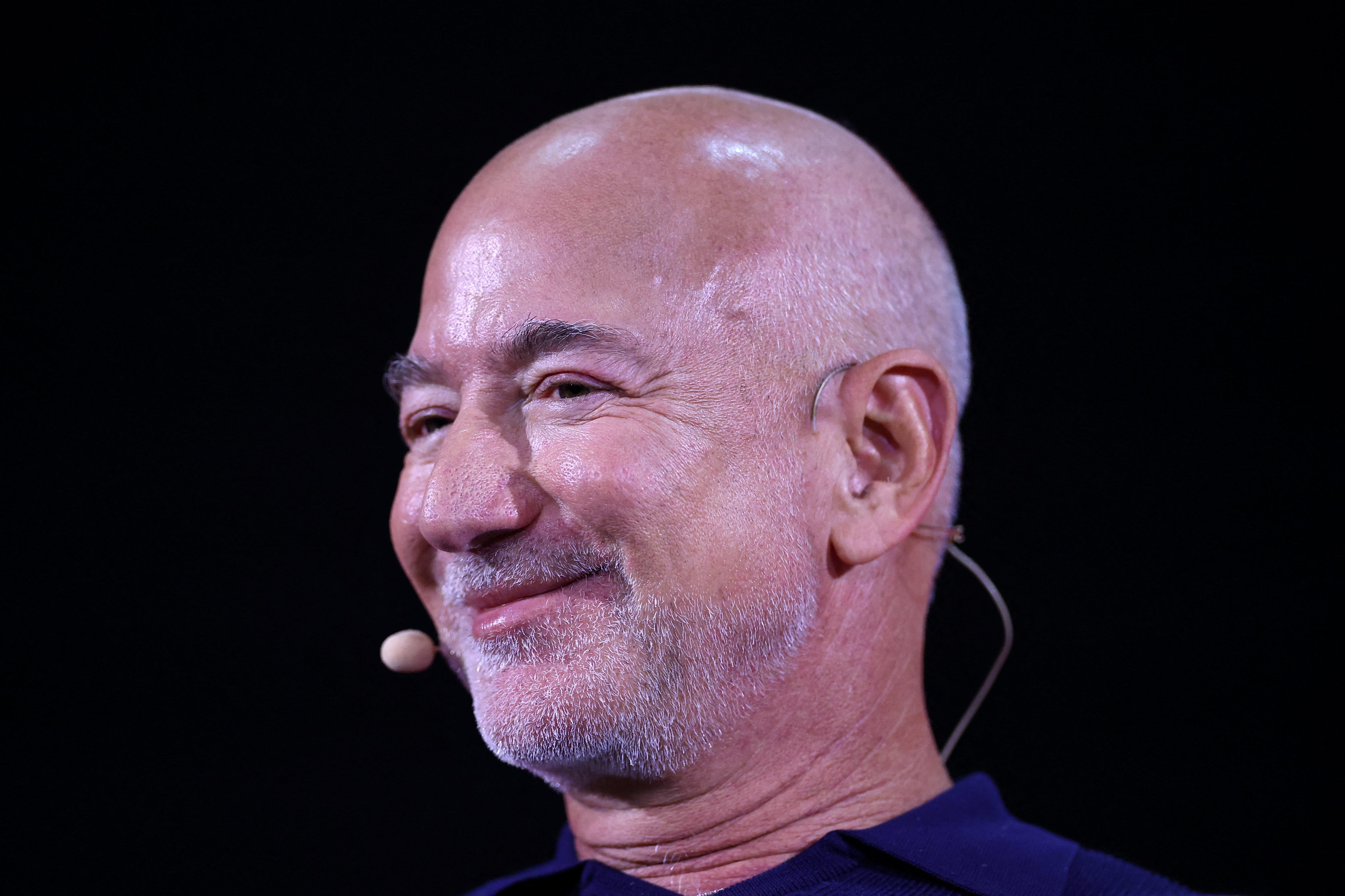 Jeff Bezos afirmó que combate el estrés al actuar de inmediato sobre la causa del problema y al buscar soluciones con otras personas. (REUTERS/Abdul Saboor)