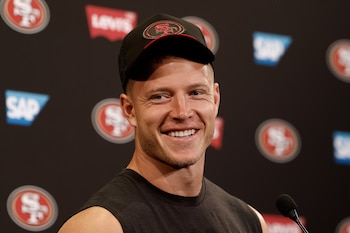 El corredor de los 49ers de San Francisco, Christian McCaffrey, habla en la conferencia de prensa tras el partido de la NFL contra los Miami Dolphins en Santa Clara, California, el domingo 20 de septiembre de 2026. (Foto AP/Kelley L. Cox)