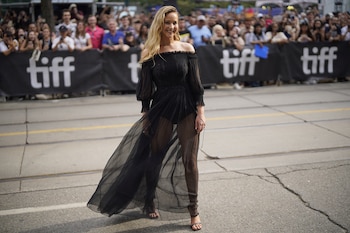 Vestido vaporoso de gasa y transparencias en la premiere mundial de Causeway durante el Festival Internacional de Cine de Toronto (TIFF) en 2022 (REUTERS/Mark Blinch)