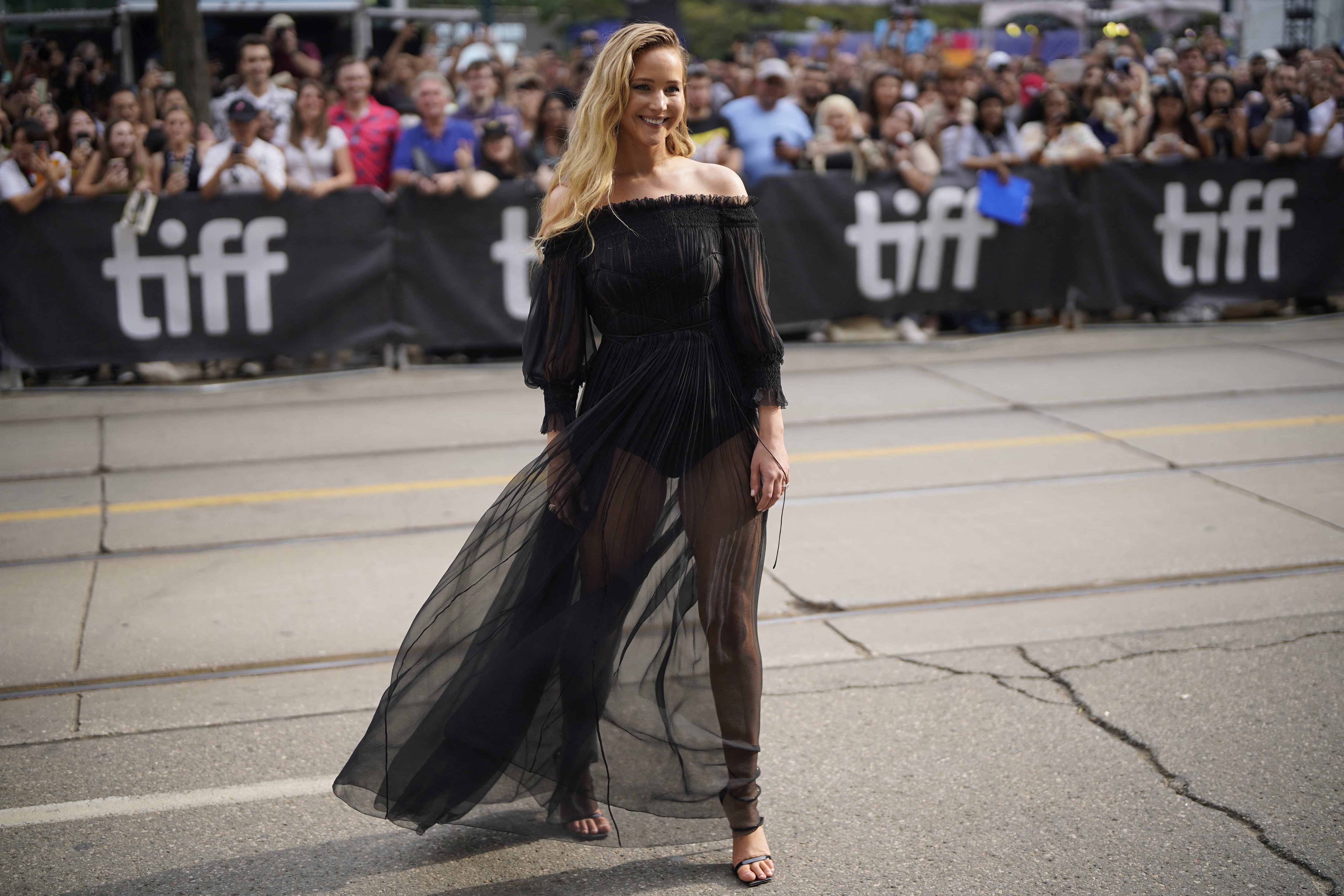 Vestido vaporoso de gasa y transparencias en la premiere mundial de Causeway durante el Festival Internacional de Cine de Toronto (TIFF) en 2022 (REUTERS/Mark Blinch)