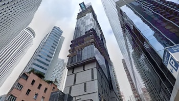 Una mujer estadounidense murió tras caer desde la terraza de la piscina del piso 29 del hotel Indigo en Hong Kong