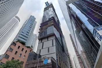 Una mujer estadounidense de 69 años murió al caer desde la terraza de la piscina del piso 29 del Hotel Indigo en Hong Kong
