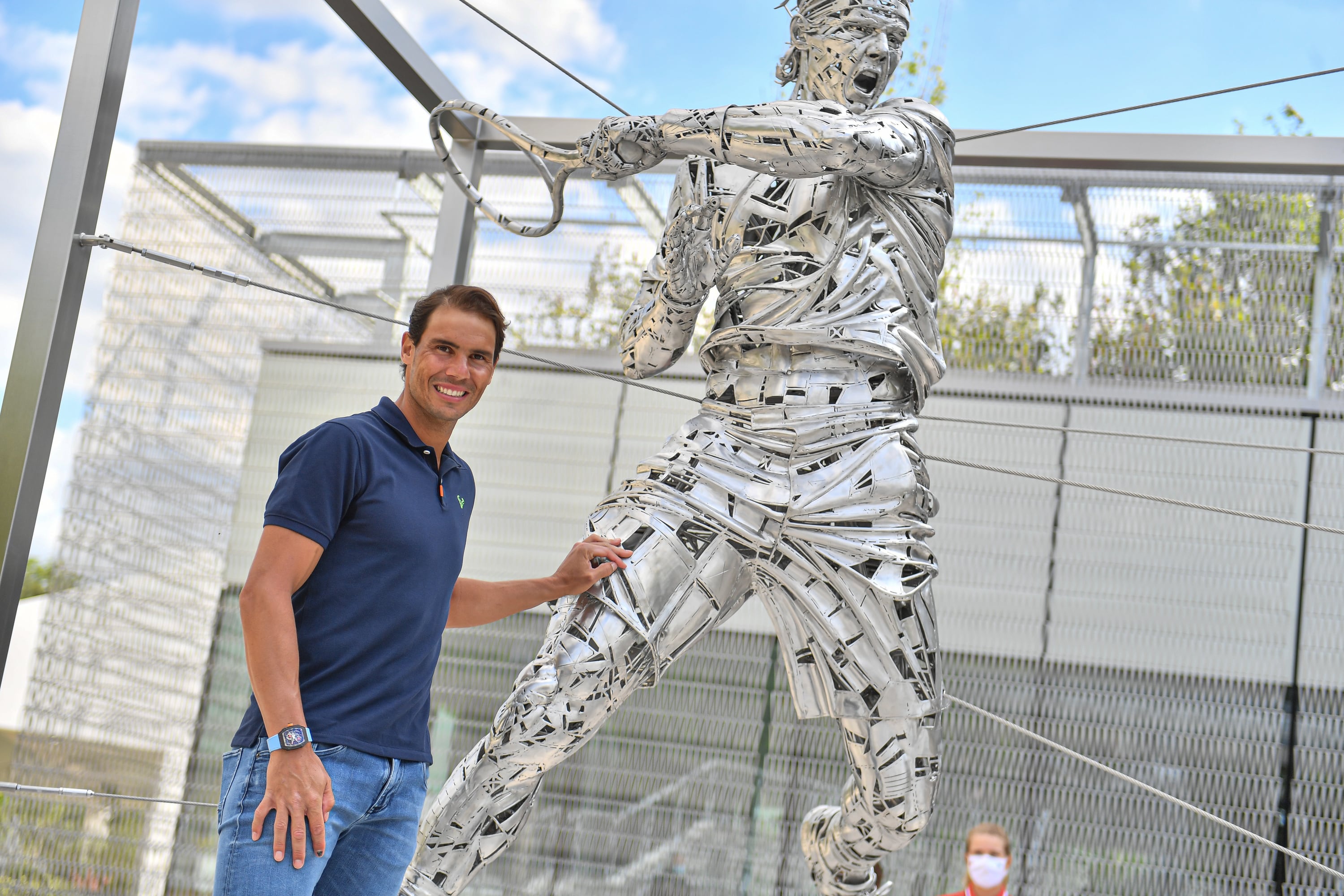 Rafa Nadal junto a su escultura creada por Jordi Díez. (Christophe Guibbaud/FFT)