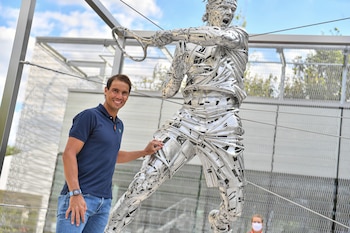 Rafa Nadal junto a su escultura creada por Jordi Díez (Christophe Guibbaud / FFT)