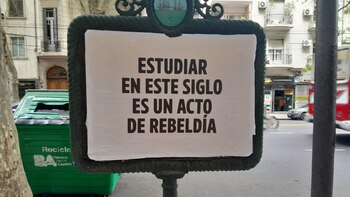 Carteles misteriosos en distintas ciudades