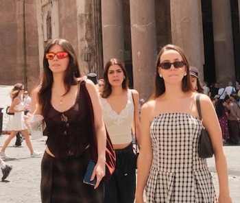 Isabela Rivera, Violeta Mejía y Silvana Espinosa viven el tour de vinos más vergonzoso por culpa de un vestido - crédito @isabelariverav/IG