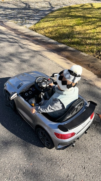 Cruz recibió un auto eléctrico