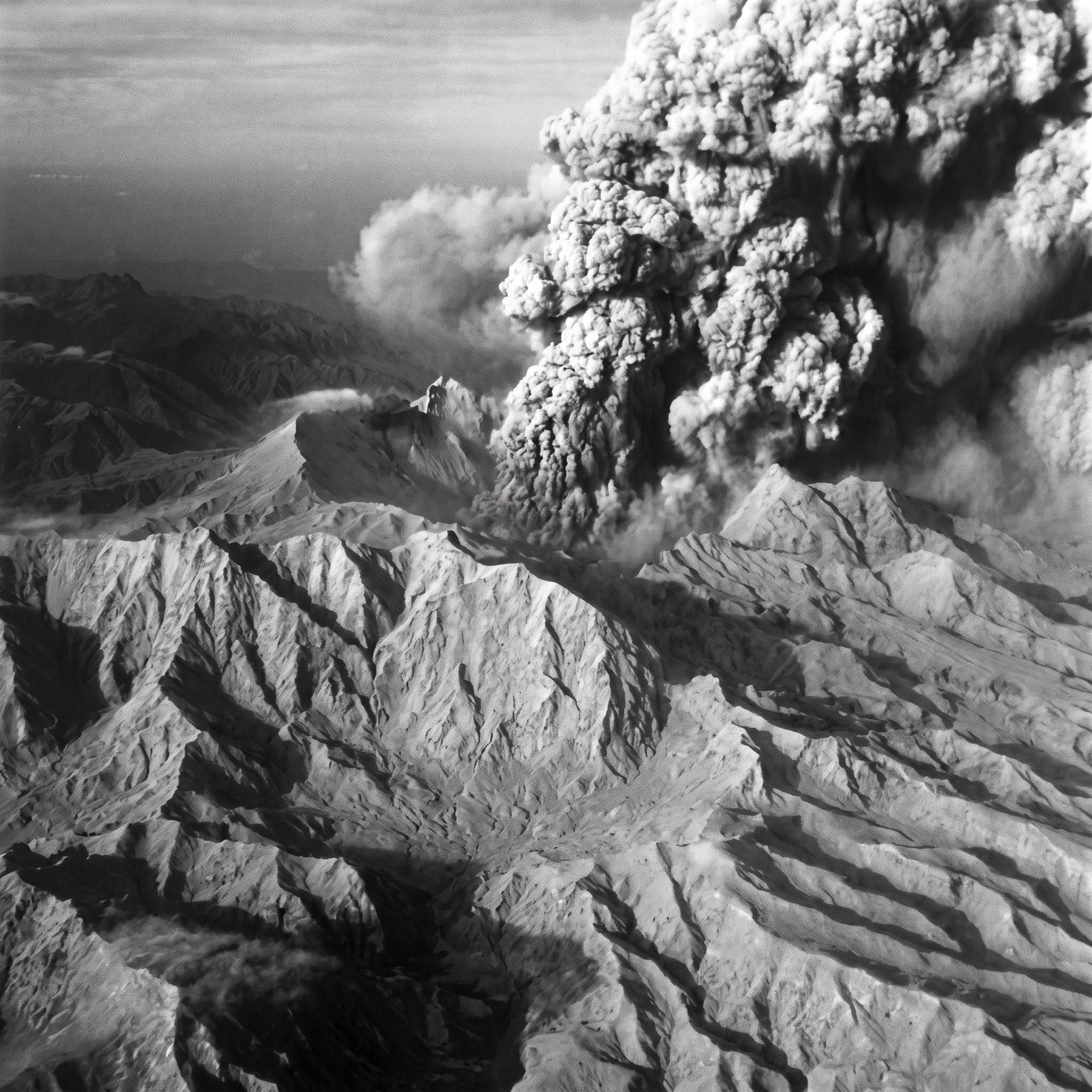 La erupción del Pinatubo en 1991 enfrió temporalmente la Tierra y hoy inspira una de las estrategias climáticas más debatidas (Imagen Ilustrativa Infobae)