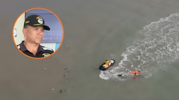 Serenos no especializados en rescate ingresaron al agua con una camilla; uno de ellos quedó exhausto mientras otro logró asistir a la víctima hasta la llegada de los equipos especializados - Créditos: Captura de pantalla de Latina.