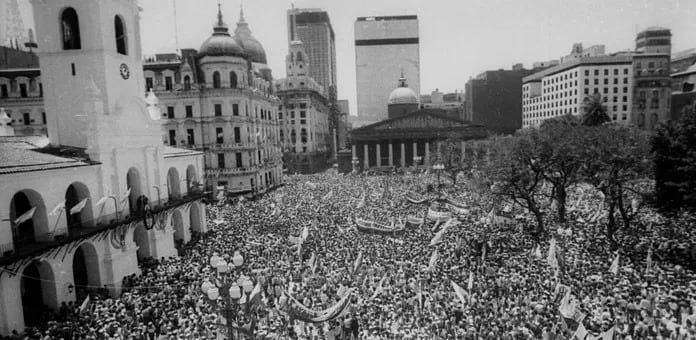 Asunción de Alfonsín. Vista del Cabildo, cerca de donde asesinaron a Dalmiro Flores.