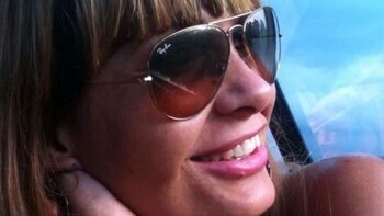 La azafata tiene 47 años.