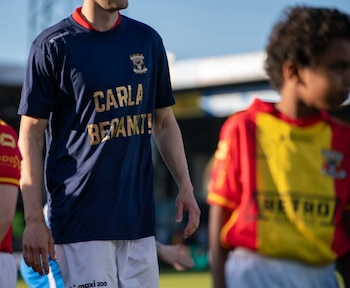 Antes do jogo, os jogadores homenagearam Carla com uma camiseta agradecendo pelos anos de serviço prestado.
