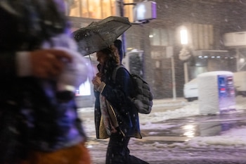 Una persona camina por una